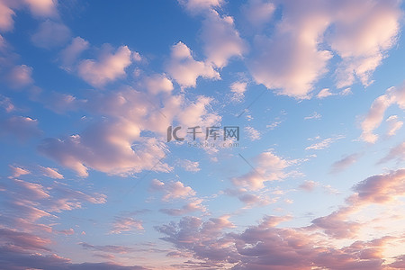 早晨，天空反射着明亮的彩色云彩