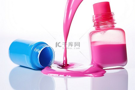 粉红色蓝色指甲油和蓝色指甲油在白色背景旁边，同时倒入紫色指甲油