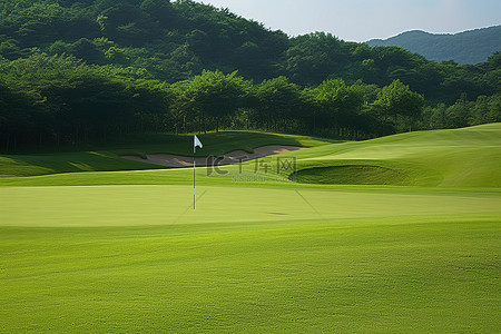 旗杆背景图片_绿色的高尔夫球场，右侧有风车
