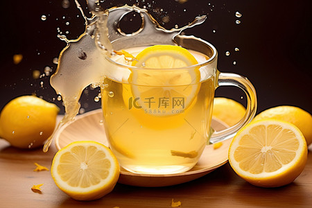 暴打柠檬茶背景图片_一杯加柠檬片和蜂蜜的茶