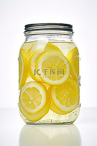 水背景图片_一个小罐子，里面有柠檬片