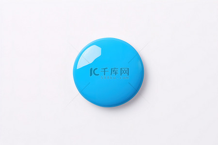 一个放在表面上的蓝色小球形按钮