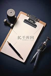 办公背景图片_桌子上有一个带有夹子的 s4 记事本，上面有铅笔和便签本