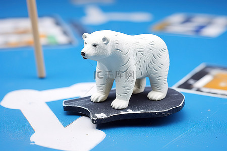 暖蓝色背景图片_蓝色冰上的微型雕塑北极熊