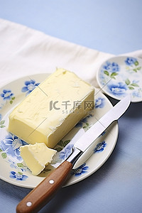 牛油背景图片_桌面上刀旁边的黄油