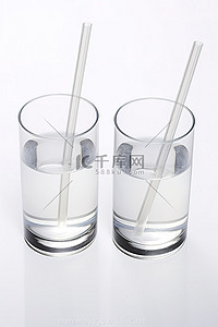 透气吸水背景图片_两杯水，一杯里面有一根吸管