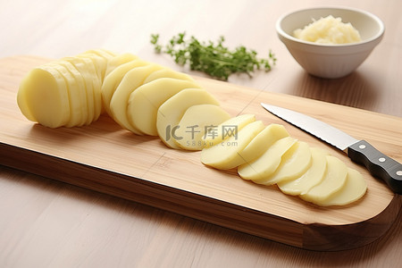 土豆切片放在小板上切片