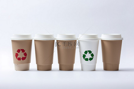 绿色标签背景图片_六个带有绿色标签和红色回收圈的咖啡杯