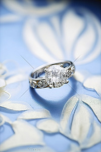 古色古香的蓝色背景中的白金订婚戒指钻石