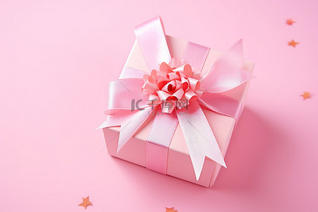 粉红色白色背景图片_粉红色背景上的粉红色礼品包装装饰
