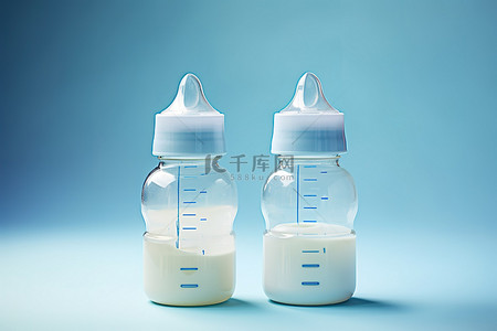 养老育儿背景图片_两个并排的婴儿奶瓶