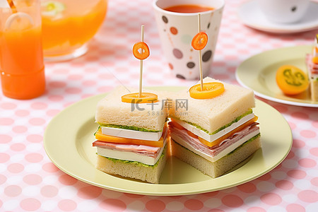 水果小盘子背景图片_三明治用一根别针固定在盘子上，并用橙色装饰
