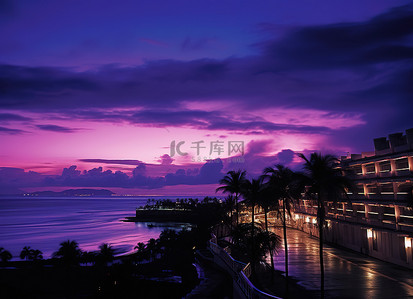 夜晚海洋上空的紫色天空