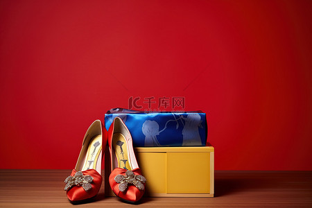 黑黄蓝条纹背景图片_黄蓝墙前的木架上放着红鞋的盒子