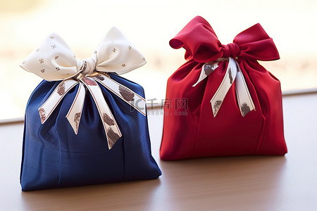 婚礼背景图片_两个带蝴蝶结和红白丝带的袋子