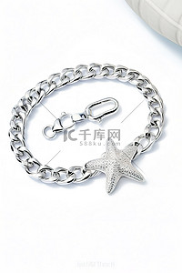 珠链图标背景图片_一条迷人的银链和一条海星躺在上面