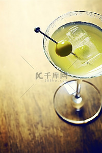 雞尾酒背景图片_橄榄马提尼酒装在玻璃杯中，上面放有酸橙