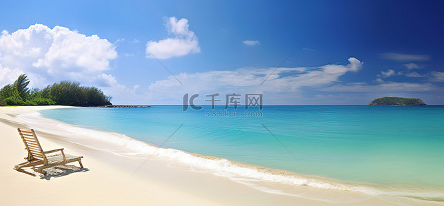蓝色的海洋背景图片_未受破坏的海滩，前面是蓝色的海洋