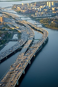 繁忙的高速公路和城市水上桥梁的鸟瞰图