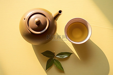 绿茶茶叶背景图片_两杯绿茶，旁边有一个茶壶
