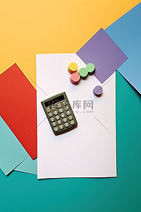 彩色的骰子背景图片_一张用彩色纸折叠的旧纸计算器和笔记本