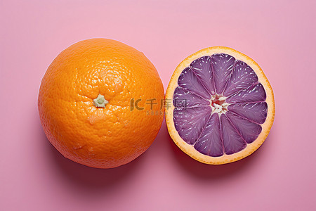 粉色背景上切成两半的紫色橙色