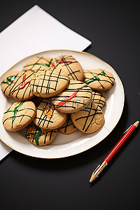 饼干曲奇背景图片_一个黑色的盘子，上面有饼干条和红丝带