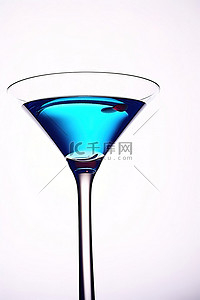白色玻璃杯中显示出蓝色马提尼酒