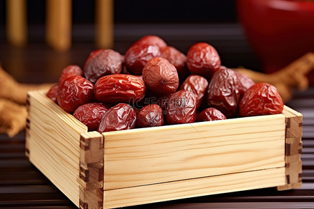 木桌上的木箱里的红枣
