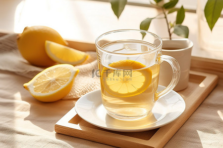 暴打柠檬茶背景图片_柠檬片旁边的一杯茶