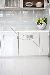 白色瓷砖给本来就白色的厨房增添了一丝美好的感觉