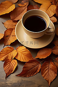 茶叶子背景图片_棕色的叶子和一杯咖啡