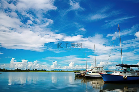 湖上游船卡通背景图片_船停靠在水中，天空上有云彩