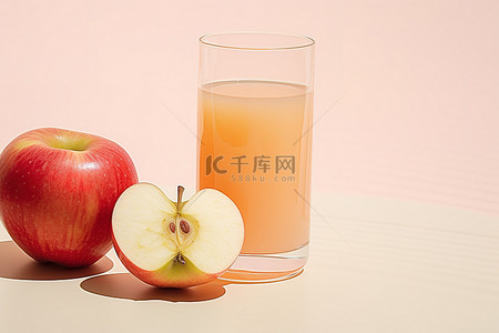 一杯果汁，旁边放一片苹果
