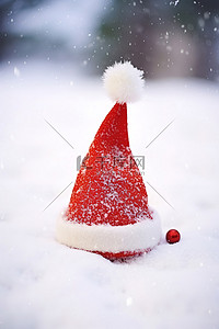 白雪中的红色圣诞老人帽子
