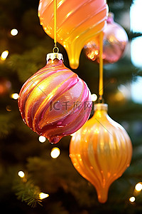圣诞树上挂着各种色彩缤纷的圣诞饰品 dffs