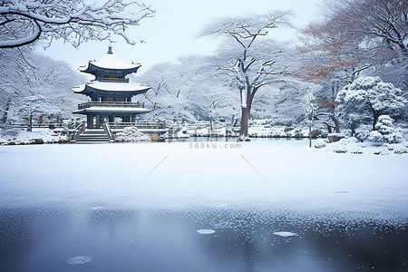 首尔皇宫花园白色冰湖雪景