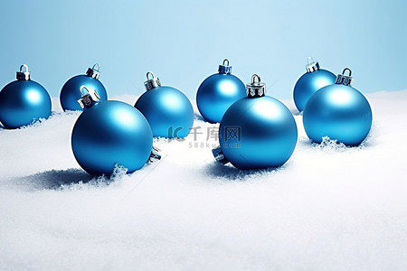 粉雪中的一群蓝色圣诞球