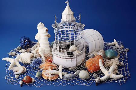 一张蓝色的网，上面有贝壳和玩具