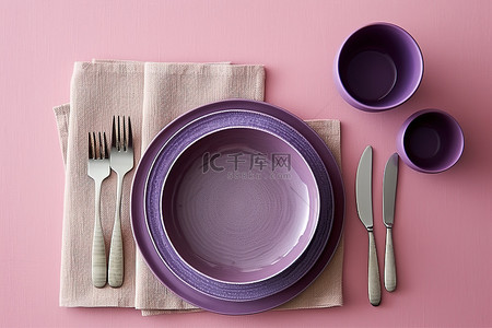 紫色桌面上的盘子和餐具
