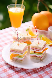 水果小盘子背景图片_盘子里放着水果和糖浆的三明治