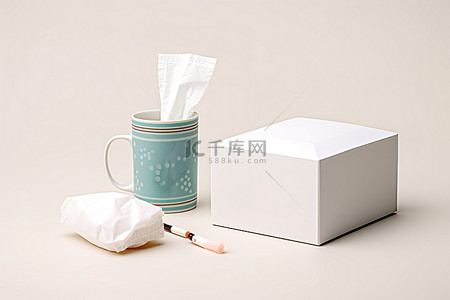 一盒纸巾温度计和咖啡杯