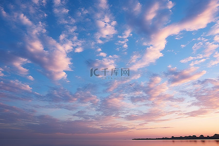 彩色云彩背景图片_早晨，天空反射着明亮的彩色云彩