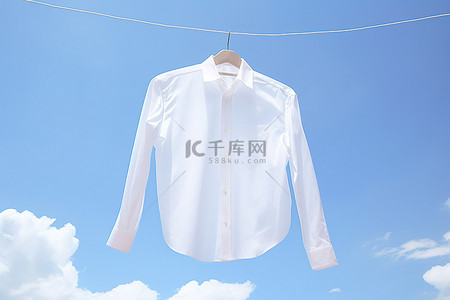 衣服衣服背景图片_白衬衫悬挂晾干