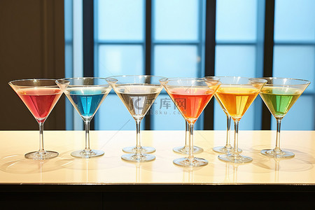酒背景图片_托盘中盛放八种颜色的马提尼酒