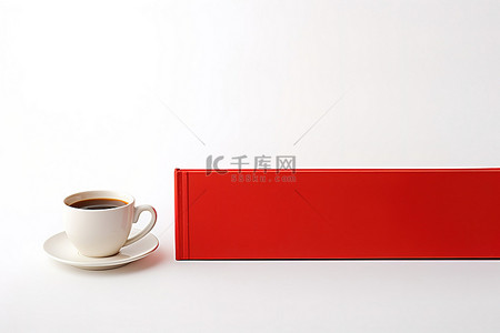 红色书籍封面，白色背景上有红色咖啡