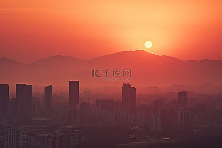 早晨的太阳背景图片_城市天际线与建筑物上冉冉升起的太阳