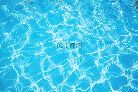 清澈的水背景图片_游泳池中的水，清澈的水背景蓝色的水