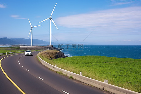 一辆汽车沿着高速公路经过风力涡轮机