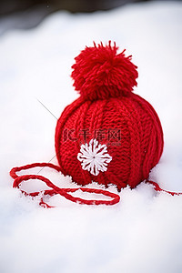 冬天温暖背景图片_红色羊毛针织球和坐在雪中的蝴蝶结